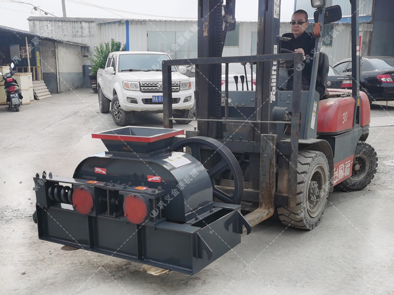 2PG400*250小型對(duì)輥破碎機(jī)發(fā)往江蘇連云港破水渣