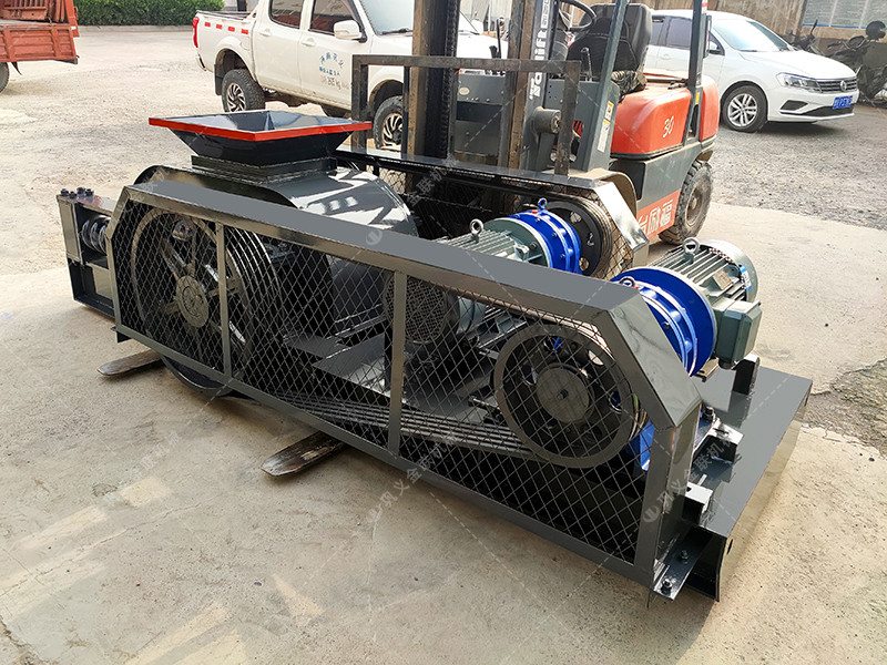 2PG400x400小型對(duì)輥破碎機(jī)發(fā)往福建泉州破碎瓜子石